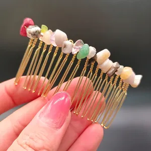 Dettaglio macro del pettine per capelli in metallo dorato con pietre di cristallo colorate