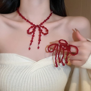 Ensemble collier et accessoire cheveux nœud en perles rouges au style vintage