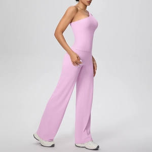 Détail de l'ensemble yoga rose à une épaule avec haut ajusté et pantalon large