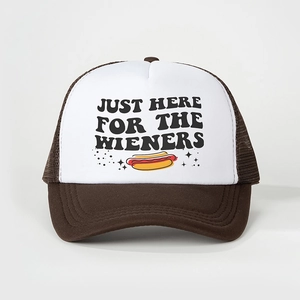 Cappello trucker marrone con testo JUST HERE FOR THE WIENERS e stampa hot dog
