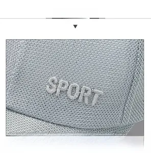 Detail der grauen Netzkappe mit 3D-SPORT-Stickerei und atmungsaktivem Gewebe
