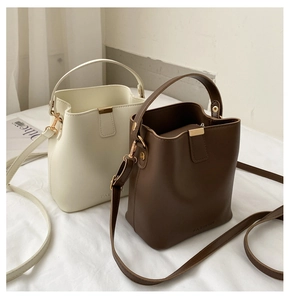 Detailansicht des Taschenbodens mit FASHION-Schriftzug und champagnergoldenen Details