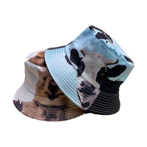 Reversible bucket hat with double-sided animal prints in brown and blue knit fabric