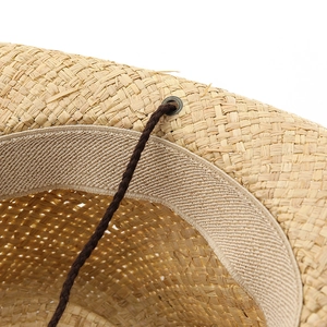 Dettaglio cappello cowboy in rafia con fascia antisudore e cordino sottogola regolabile