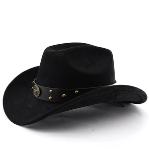 Gros plan sur un chapeau de cowboy noir avec ceinture en cuir et boucle de tête de taureau