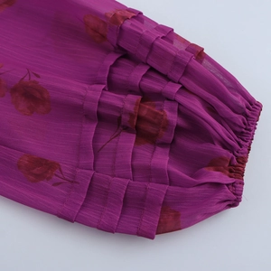 Robe maxi en mousseline fleurie avec manches plissées et poignets élastiques à volants