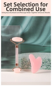 Rosenquarz-Gesichtsroller und herzförmiger Gua Sha auf einem eleganten Produktdisplay