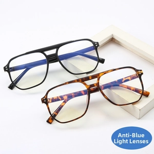 Detalle de gafas cuadradas de gran tamaño con filtro de luz azul y diseño de doble puente