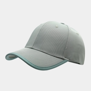 Dettaglio del cappellino grigio chiaro con bordino a contrasto e occhielli traspiranti