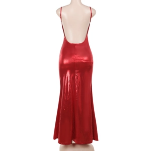 Vue arrière détaillée d'une robe longue rouge métallisée dos nu avec coupe sirène ajustée