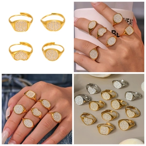 Makroaufnahme von geometrischen Herzringen mit Mikro-Pave-Zirkonia-Kristallen in Gold