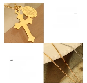 Détail du pendentif croix et médaille ovale en acier titane chirurgical plaqué or 18K