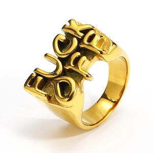 Macro di anello hip-hop dorato con scritte FUCK LOVE in rilievo 3D e finitura lucida