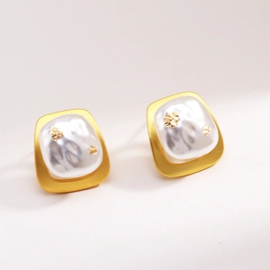 Détails de boucles d'oreilles carrées plaquées or 18k avec perles blanches et granules