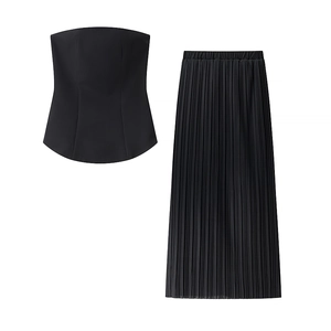 Vue détaillée d'un ensemble jupe plissée noire montrant la texture du tissu et le haut bustier