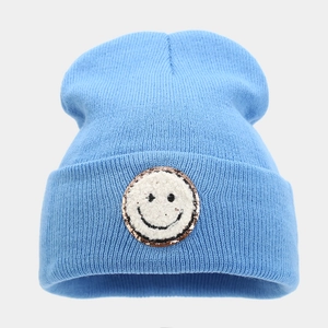 Berretto blu in maglia a coste con patch smiley per un look streetwear invernale di stile