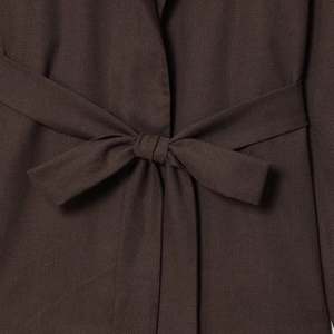 Elegante vestaglia a kimono in lino marrone scuro con cintura regolabile in vita