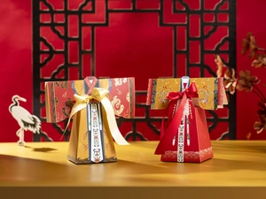Boîte à bonbons de mariage traditionnel chinois avec design hanfu rouge et ruban doré