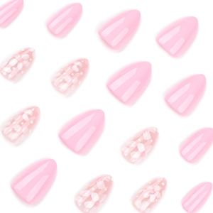 Faux ongles courts en amande rose clair avec des motifs floraux blancs minimalistes