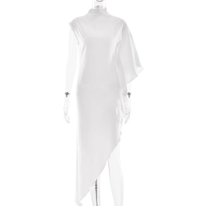 Détail de la robe sans manches blanche avec col montant et coupe satinée irrégulière