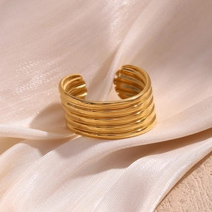 Macro d'une bague multicouche plaquée or 18 carats sur un fond de satin élégant
