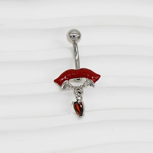 Détail macro du piercing nombril lèvres rouges avec pendentif cœur et ailes