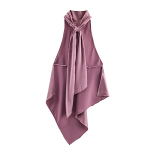 Vue détaillée du haut en satin violet avec col bénitier et texture soyeuse élégante