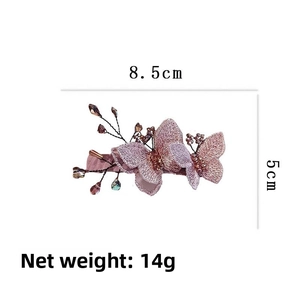 Détail de la pince à cheveux papillon brodée violette avec dimensions 8,5cm par 5cm