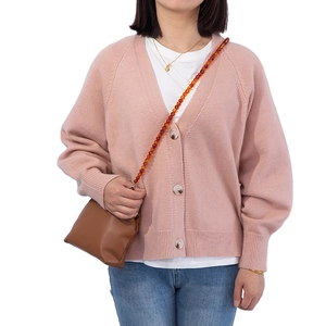 Rosa Strickjacke mit Schildpatt-Knöpfen und bernsteinfarbener Perlenkette Tasche