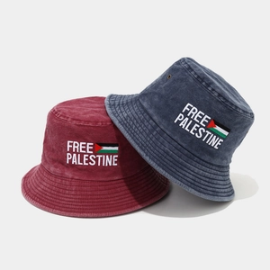 Cappelli a secchiello ricamati Free Palestine in cotone lavato colori bordeaux e blu ardesia