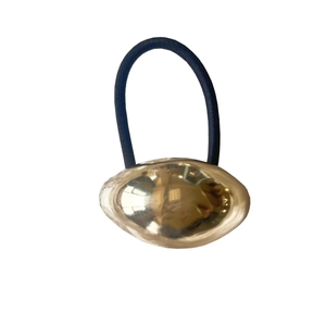 Bijou de cheveux doré poli en forme d'olive sur un élastique noir élastique sur blanc
