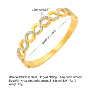 Détail d'un bracelet de 10mm en acier doré avec chiffres romains et pierres en zircone cubique