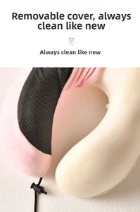 Dettaglio del cuscino da viaggio a U rosa con fodera rimovibile e memory foam interno