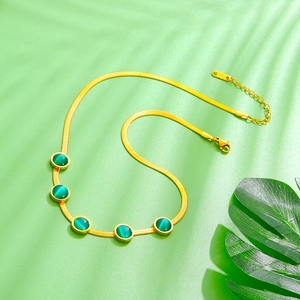 Collier chaîne serpent plaqué or 18k vintage avec cinq pendentifs en œil de chat vert