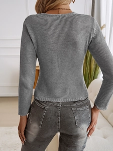 Vista posteriore di un cardigan in maglia grigia con sexy apertura sulla schiena