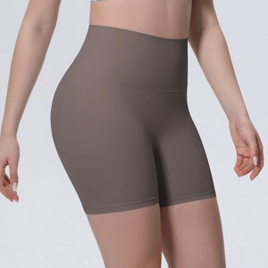 Détail du short de yoga taille haute avec ceinture large et design lifting des fesses