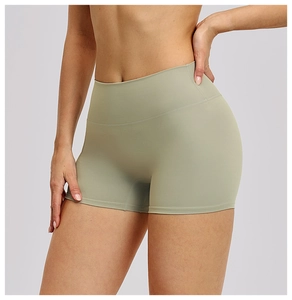 Dettaglio dei pantaloncini sportivi a vita alta senza cuciture in verde oliva con fascia