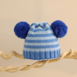 Dettagli della trama a maglia del cappello invernale per neonati con pompon blu e strisce