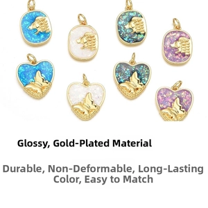 Détail de pendentifs cœur et ovales plaqués or 18 carats avec effet pailleté opale