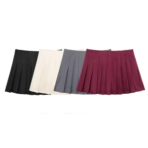 Dettagli della gonna pantalone a pieghe nei colori nero, beige, grigio e bordeaux
