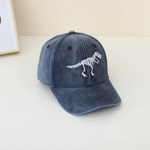 Dettaglio cappellino bimbo in denim lavato blu navy con ricamo scheletro di dinosauro