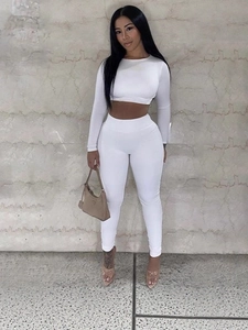 Ensemble deux pièces blanc pour femme avec haut court à manches longues et pantalon moulant