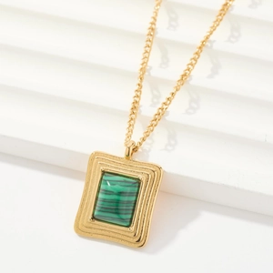 Collar vintage chapado en oro con colgante rectangular de malaquita verde y cadena fina