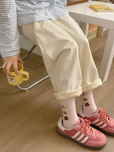 Gros plan de chaussettes en maille avec motif ours de dessin animé et côtes rayées