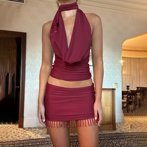Ensemble chic deux pièces bordeaux avec haut licou et mini-jupe à franges pour femmes