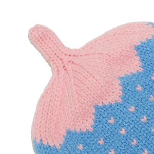 Détail de la maille rose et bleue avec motif jacquard fraise sur le bonnet pour enfant