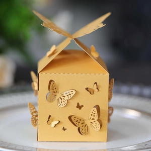 Nahaufnahme der goldenen Schmetterling-Süßigkeitenbox mit lasergeschnittenen Details