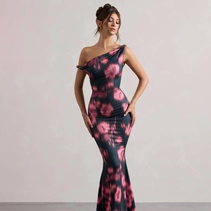 Détail de l'imprimé abstrait magenta et de la coupe sirène sur robe à épaule dénudée