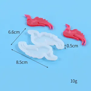 Detail of DIY heart puzzle silicone mold with dimensions 8.5cm and 6.6cm on blue background