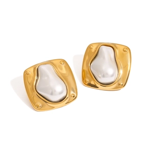 Boucles d'oreilles clous en acier inoxydable doré avec perle blanche irrégulière